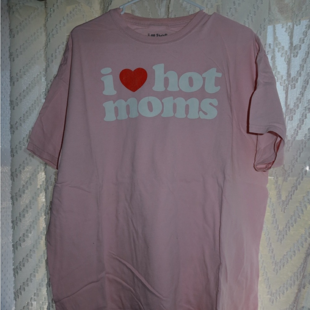 Pink "I ♥ Hot Moms" Graphic Tee